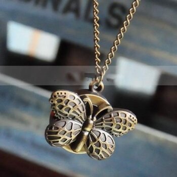 Kette mit vintagen Uhr Schmetterling im weißen...